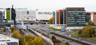 Kupittaan ja Itäharjun välinen Helsinginkatu ja rata.